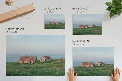 Väggposter rustika byggnader vid gröna ängar och hav