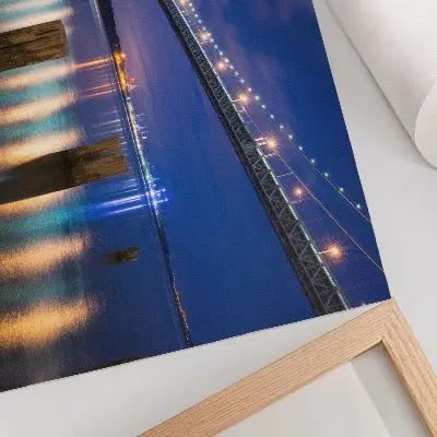 Väggposter bro över vatten vid natt med harmonisk reflektion