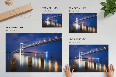 Väggposter bro över vatten vid natt med harmonisk reflektion