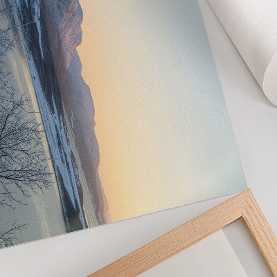 Poster Vinterlandskap med berg, vatten, träd i skymningen