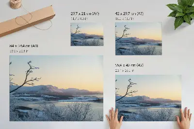 Poster vinterlandskap med berg, vatten och träd i skymningen