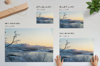 Poster Vinterlandskap med berg, vatten, träd i skymningen