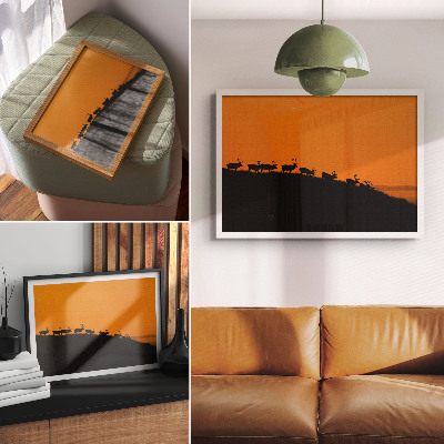 Väggposter Silhuetter av rådjur på en kulle med orange bakgrund