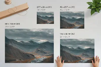 Vinterlandskap med berg och moln väggposter med motiv av stämningsfulla berg, orange bäckar och dramatiska moln