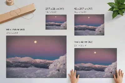 Poster snötäckta berg med pastellrosa måne
