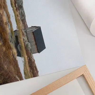 Väggposter trästuga vid lugnt vatten i Hedmark