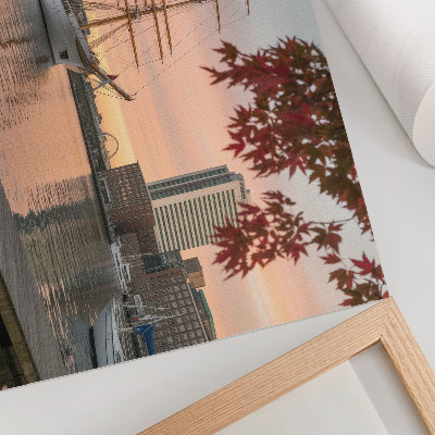 Väggposter Ett segelfartyg vid solnedgången, ett fridfullt panorama över staden