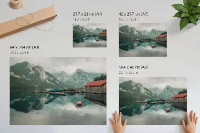 Väggposter med motiv av träbåtar vid Bergsjös spegelblanka vatten