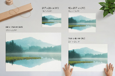 Stilren väggposter En fridfull sjö bland gröna berg