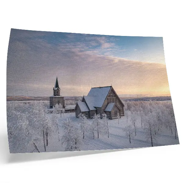 Poster fridfullt vinterlandskap med en träkyrka