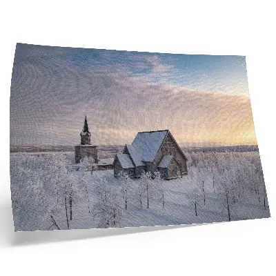 Poster fridfullt vinterlandskap med en träkyrka