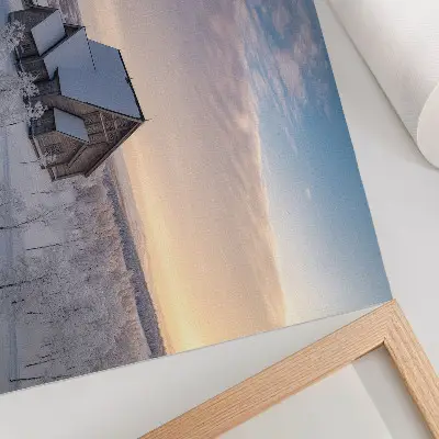 Poster fridfullt vinterlandskap med en träkyrka