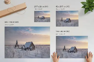 Poster fridfullt vinterlandskap med en träkyrka