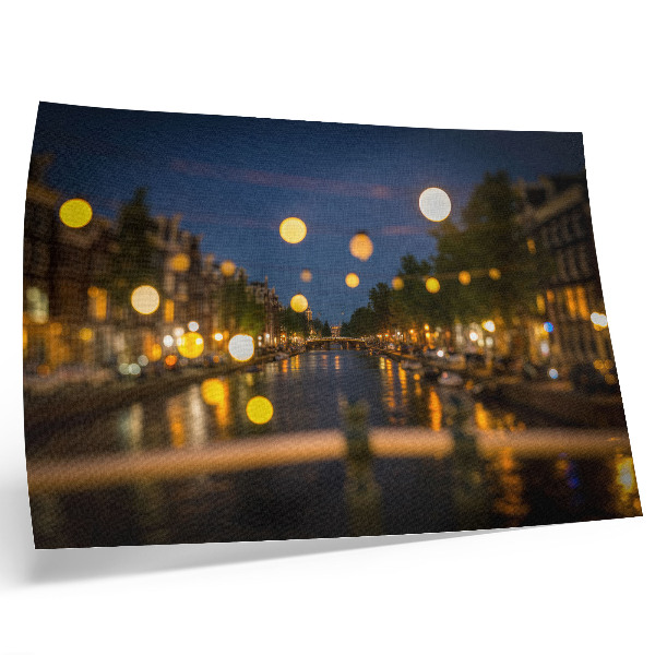 Stilren väggposter En charmig stad på natten, ljus reflekteras i vattnet