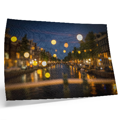 Stilren väggposter En charmig stad på natten, ljus reflekteras i vattnet