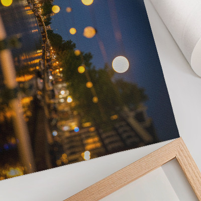 Stilren väggposter En charmig stad på natten, ljus reflekteras i vattnet