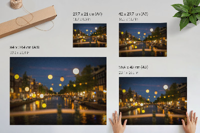 Stilren väggposter En charmig stad på natten, ljus reflekteras i vattnet