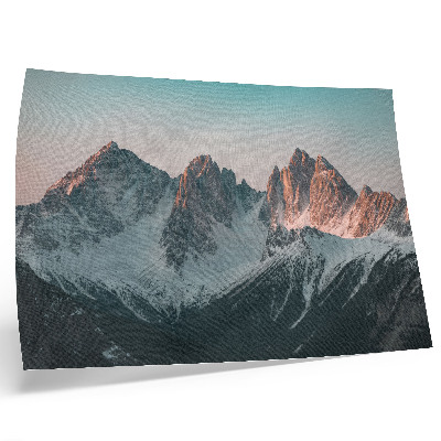 Poster Pastellfärgade berg i ljuset av den nedgående solen