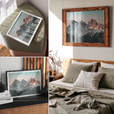 Poster Pastellfärgade berg i ljuset av den nedgående solen