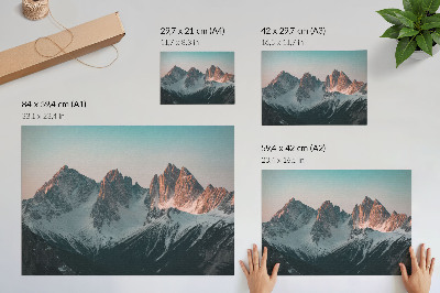 Poster Pastellfärgade berg i ljuset av den nedgående solen