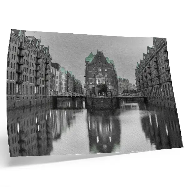 Poster kanal med industribyggnader och reflektioner i vattnet
