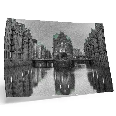 Poster kanal med industribyggnader och reflektioner i vattnet