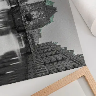 Poster kanal med industribyggnader och reflektioner i vattnet