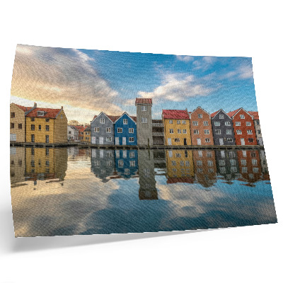 Stilren väggposter Färgglada hus vid vattenreflektioner arkitektur