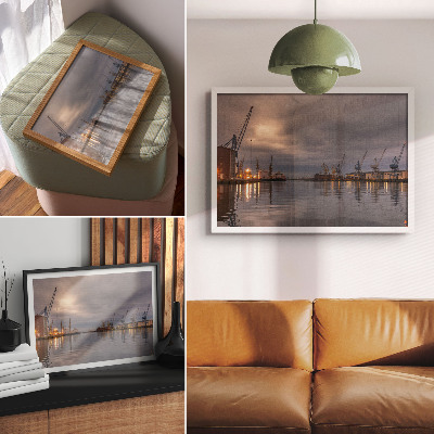Stilren väggposter Atmosfäriska hamnkranar reflekteras i vattnet