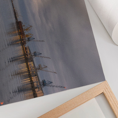Stilren väggposter Atmosfäriska hamnkranar reflekteras i vattnet