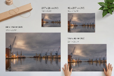 Stilren väggposter Atmosfäriska hamnkranar reflekteras i vattnet
