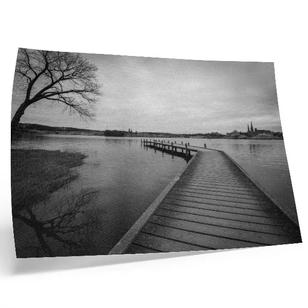 Väggposter svartvitt landskap med träpir vid en lugn sjö