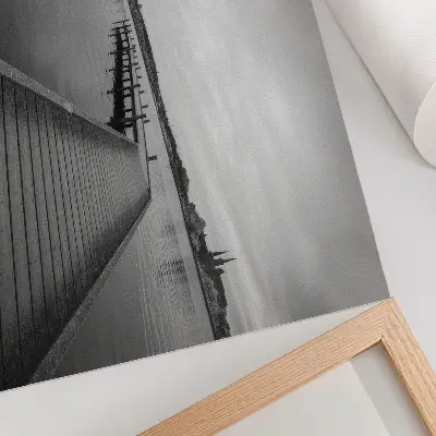 Väggposter svartvitt landskap med träpir vid en lugn sjö
