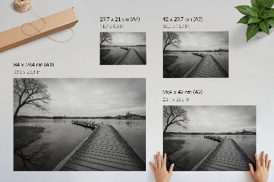 Stilren väggposter Svartvitt landskap träpir lugn sjö