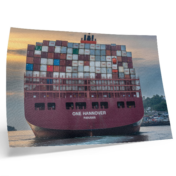 Poster Ett containerfartyg fullt av färgglada containrar på vattnet