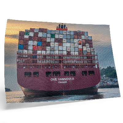 Poster Ett containerfartyg fullt av färgglada containrar på vattnet