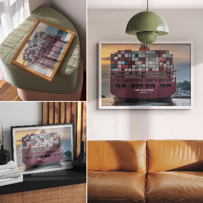 Poster Ett containerfartyg fullt av färgglada containrar på vattnet