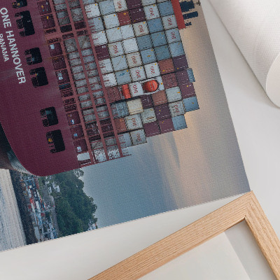 Poster Ett containerfartyg fullt av färgglada containrar på vattnet