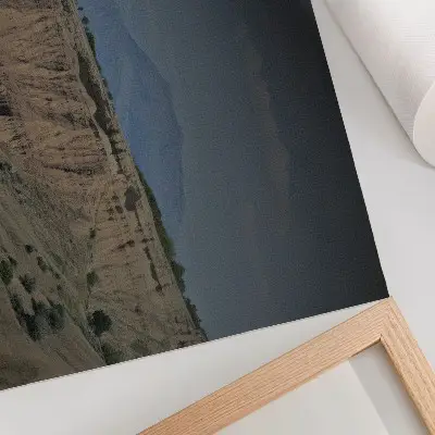 Stilren väggposter med motiv av vidsträckta dalar, klippor och berg i ett naturlandskap