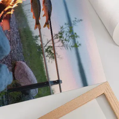 Poster Brasa vid sjön med fisk vid elden