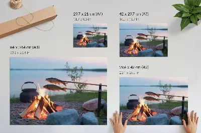 Poster Brasa vid sjön med fisk vid elden