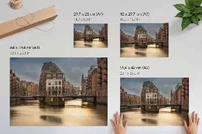 Väggposter atmosfärisk arkitektur med bro över lugnt vatten på kvällen