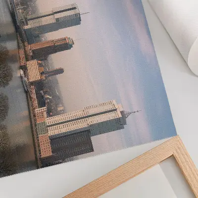 Väggposter med motiv av skyskrapor och en elegant bro över floden