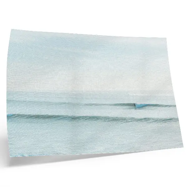 Väggposter med minimalistiskt motiv av surfare i havsvågor