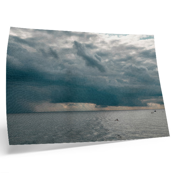 Poster Stormig himmel över ett hav fullt av rymd