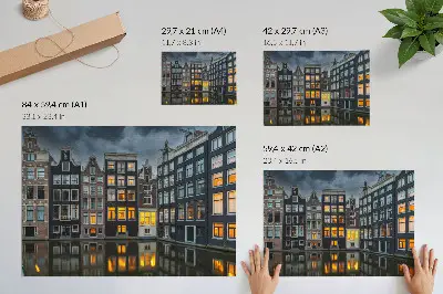 Väggposter hyreshus vid kanalen med mysig reflektionsatmosfär