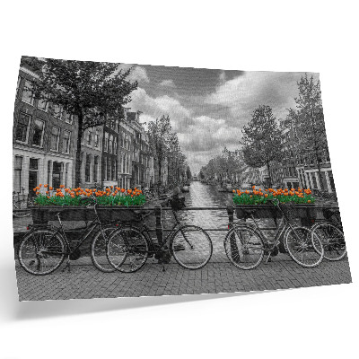 Stilren väggposter En charmig utsikt över kanalen, cyklar, tulpaner, svart och orange