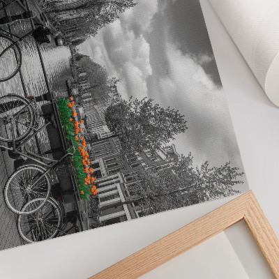 Stilren väggposter En charmig utsikt över kanalen, cyklar, tulpaner, svart och orange