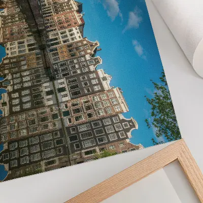 Poster förföriska hyreshus som speglas i kanalvattnet