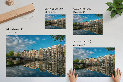 Poster Förföriska hyreshus speglas i kanalvattnet